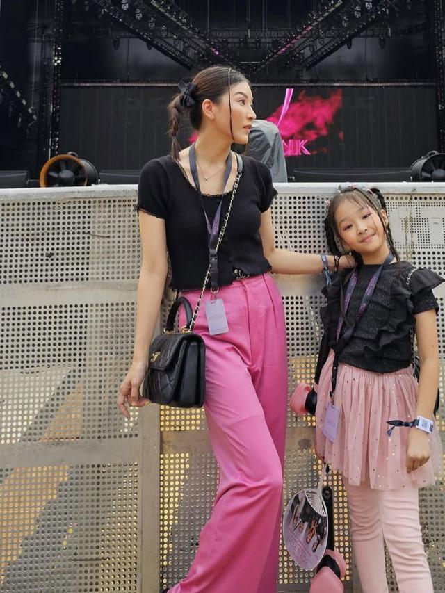 Artis Bersama Anak Mereka Saat Konser Blackpink di Jakarta