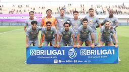 Para pemain starting XI Persebaya Surabaya berfoto bersama sebelum dimulainya laga pekan ke-25 BRI Liga 1 2023/2024 menghadapi Persita Tangerang di Stadion Indomilk Arena, Tangerang, Jumat (23/2/2024). (Bola.com/M Iqbal Ichsan)