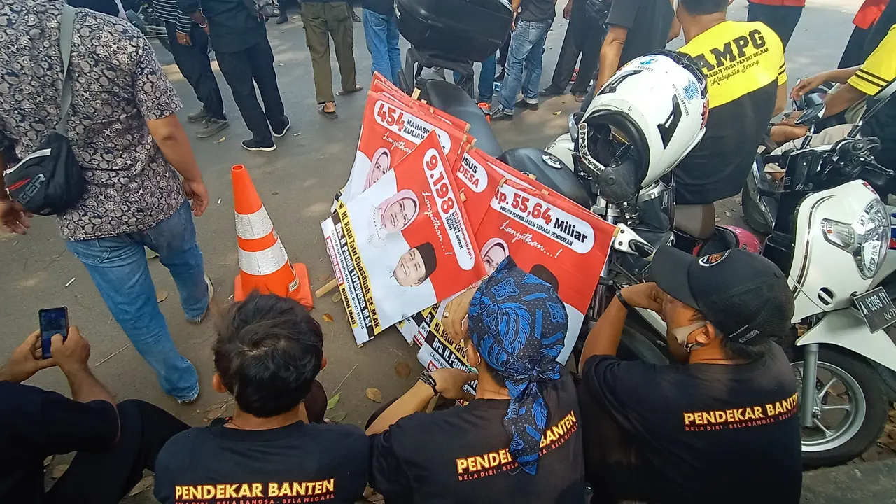 Spanduk Yang DIbawa Pendukung Ratu Tatu Chasanah Dan Pandji Tirtayasa Saat Pendaftaran Ke KPU Kabupaten Serang. (Yandhi Deslatama/Liputan6.com)