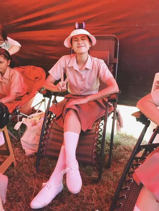 Dengan menggunakan seragam sekolah zaman dulu, maudy ayunda tampak imut memerankan Ainun muda (Liputan6.com/Instagram/maudyayunda)