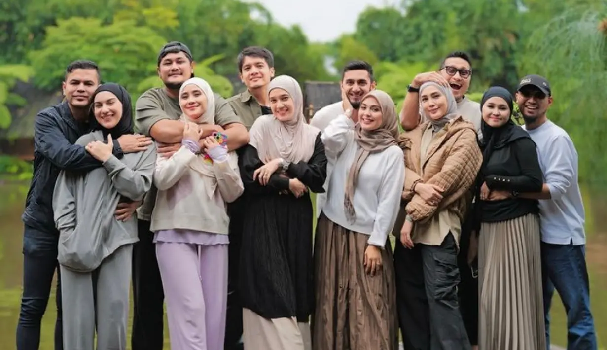 Irish Bella, Dhini Aminarti, Vebby Palwinta, Ryana Dea dan Fenita Arie baru-baru ini tengah liburan di alam.  Mereka pun tampil dengan outfit santai bersama suami mereka. [@ryana_dea]
