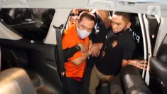 Terpidana pengalihan hak tagih atau cessie Bank Bali, Djoko Sugiarto Tjandra digiring masuk kedalam mobil usai tiba di Bandara Halim Perdanakusuma Jakarta, Kamis (30/7/2020). Djoko Tjandra tiba sekitar pukul 22.30 WIB dan langsung dibawa ke Bareskrim Mabes Polri. (Liputan6.com/Helmi Fithriansyah)