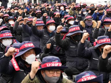 Anggota serikat Solidaritas Pengemudi Truk Kargo mengadakan unjuk rasa menentang perintah pemerintah untuk kembali bekerja pada pengemudi truk semen di Uiwang, Korea Selatan, Selasa (29/11/2022). Pemerintah Korea Selatan mengeluarkan perintah untuk ribuan truk pengemudi yang telah melakukan pemogokan untuk kembali bekerja. (AP Photo/Ahn Young-joon)