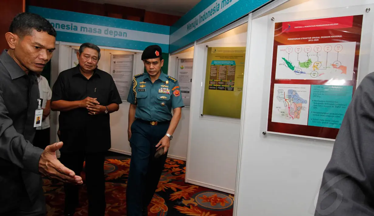 Presiden Susilo Bambang Yudhoyono dapat pengawalan ketat saat mengunjungi pameran di Bidakara, Jakarta (Liputan6.com/Herman Zakharia)