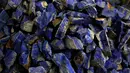 Beberapa sumber menyebutkan bahwa lapis lazuli dapat ditemukan jauh di timur hingga daerah sekitar Danau Baikal di Siberia. Pada zaman kuno, lapis lazuli diperdagangkan hingga ke Mesir Kuno, bahkan sampai ke Mauritania. (REUTERS/Mohammad Ismail)  