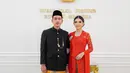 <p>Selvi Ananda memilih mengenakan kebaya payet warna merah senada dengan selendang polos dan heelsnya. Kebaya dari Biyan ini dipadukan bawahan kain coklatnya. [@riomotret].</p>