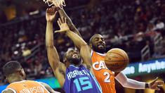 Pemain Charlotte Hornets, Kemba Walker #15 kehilangan bola saat dihadang pemain Cleveland Cavaliers, Kyrie Irving #2 pada laga NBA di Quicken Loans Arena, (10/12/2016). (Reuters/Ken Blaze-USA TODAY Sports)