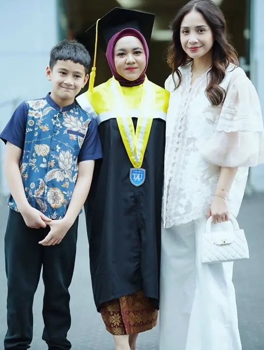 Melengkapi tampilannya, Nagita pun membawa handbag Chanel kelly small warna putih. Harga preloved tas ini saja mencapai Rp100 jutaan melihat situs Tinkerlust. Ia juga mengenakan heels putih berstrap. [@raffinagita1717]