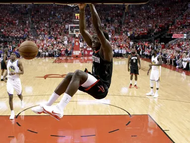 Aksi pemain Houston Rockets, Clint Capela melakukan dunks saat melawan Golden State Warriors pada gim kelima final NBA basketball Wilayah Barat di Toyota Center, Houston, (24/5/2018). Houston menang 98-94. (AP/David J. Phillip)