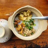 Cara membuat bubur claypot/copyright fimela/ellyana mae