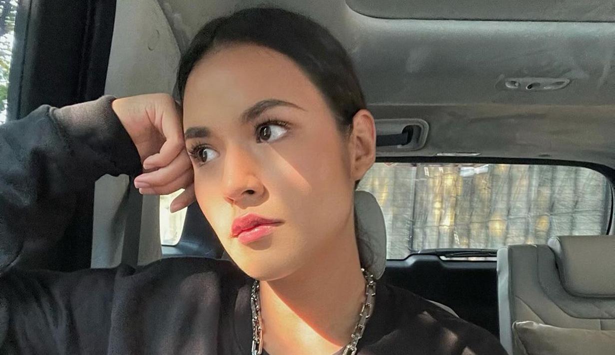 Raisa Andriana, penyanyi kelahiran 6 Juni 1990 yang foto-foto di media sosialnya selalu jadi pusat perhatian warganet. Termasuk saat ia foto selfie gaya candid di mobil. Foto Raisa menatap ke jendela mobil ini sukses curi perhatian dan foto tersebut tuai pujian dari warganet. (Liputan6.com/IG/@raisa6690)