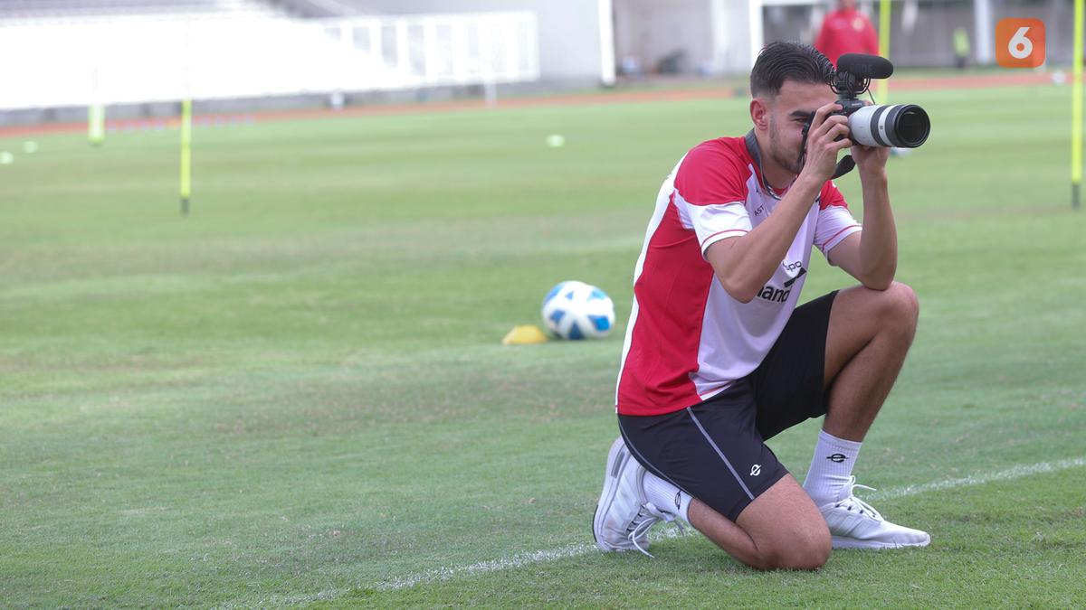 Jelang Piala Asia U-20 2025, Aksi Unik Jens Raven yang Alami Cedera Quadriceps Jadi Fotografer Timnas Indonesia U-20 di Sesi Latihan