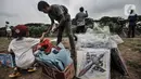 Seorang anak saat membeli layang-layangdi pinggir Kanal Banjir Timur (KBT), Duren Sawit, Jakarta, Senin (19/4/2021). KBT menjadi lokasi favorit warga untuk mengisi waktu menunggu buka puasa atau ngabuburit, salah satunya dengan bermain layang-layang bersama keluarga. (merdeka.com/Iqbal S Nugroho)