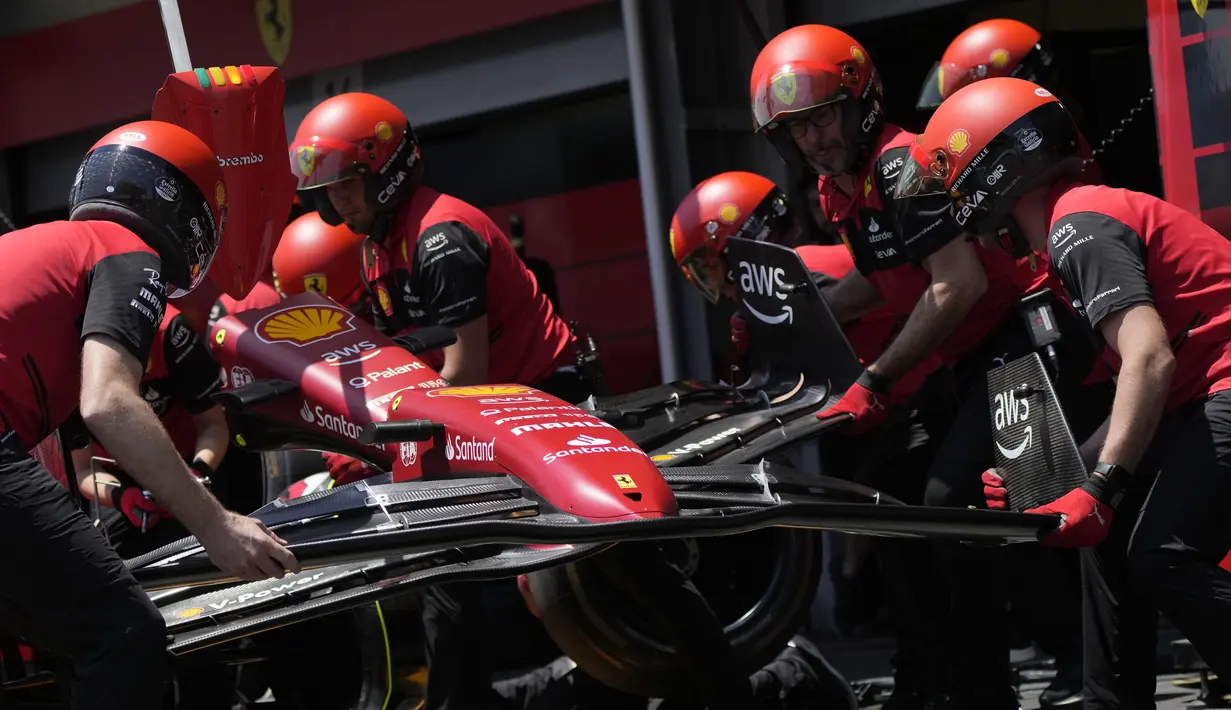 Teknisi mengerjakan mobil pembalap Ferrari Charles Leclerc di garasi tim di Sirkuit Baku, Baku, Azerbaijan, Kamis (9/6/2022). Tiga pembalap di papan atas klasemen sementara Formula 1 2022 memiliki selisih poin yang tidak jauh. (AP Photo/Sergei Grits)