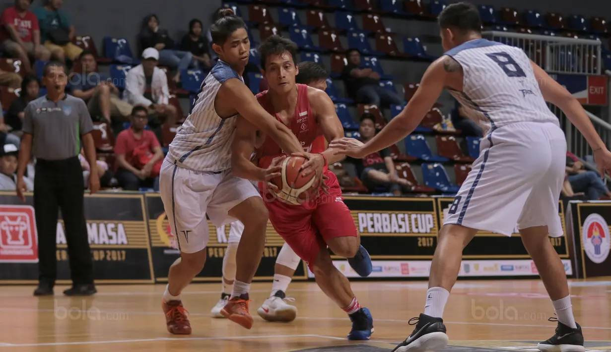 Aksi pemain Garuda Bandung, Pratama melewati adangan dua pemain Pacific Caesar pada laga Perbasi Cup 2017 di Sports Mall, Kelapa Gading, Jakarta, (06/11/2017). Pacific Caesar menang 66-63. (Bola.com/Nick Hanoatubun)
