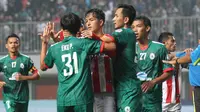 Bek PSS Sleman, Eko Pujianto diusir dari lapangan setelah terlibat adu jotos dengan striker Persepam MU, Reza Mustofa dalam laga yang berlangsung di Stadion Maguwoharjo, Sleman, Sabtu (1/10/2016). (Bola.com/Romi Syahputra)