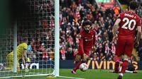 Selebrasi striker Liverpool, Mohamed Salah setelah mencetak gol pertama timnya ke gawang Arsenal pada laga lanjutan pekan ke-30 Liga Inggris 2022/2023 di Anfield Stadium, Liverpool, Minggu (9/4/2023) malam WIB. (AFP/Paul Ellis)