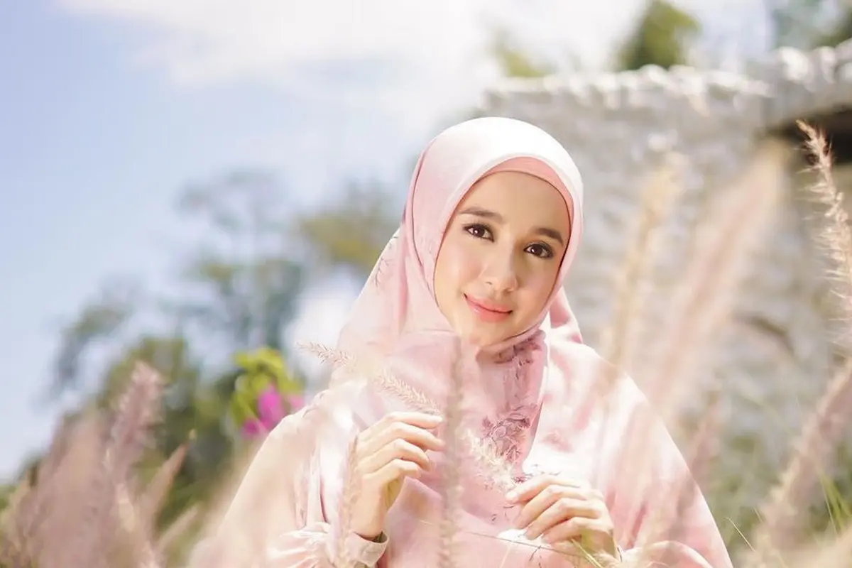 Laudya Cynthia Bella Bagi Tips Perawatan Rambut, Cegah Ketombe dan Kerontokan saat Pakai Hijab