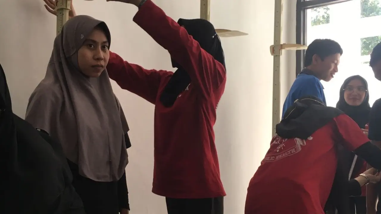 Kader, SIKIA Unair Banyuwangi diajari  Menghitung IMT (Istimewa)
