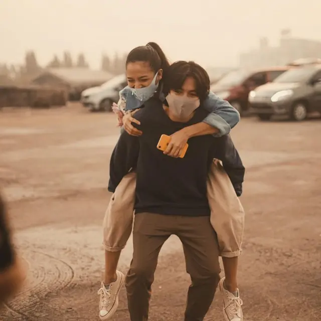 Terpaut Usia Jauh, 6 Pasangan di Film Indonesia Ini Sukses Memikat Hati Penonton