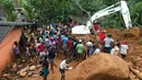 Ekskavator dikerahkan untuk mencari korban di lokasi longsor di desa Bellana di distrik Kalutara, Sri Lanka, (26/5). Banjir dan longsor terjadi setelah hujan sangat lebat melanda sebagian besar wilayah Sri Lanka. (AP Photo / Eranga Jayawardena)