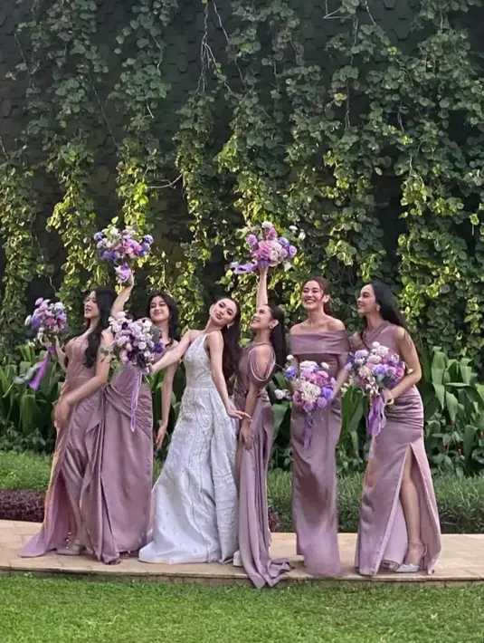 Mana gaya favoritmu dari para bridesmaid Mahalini Raharja, Sahabat FIMELA? [Foto: Instagram/mylinzofficial_semarang]