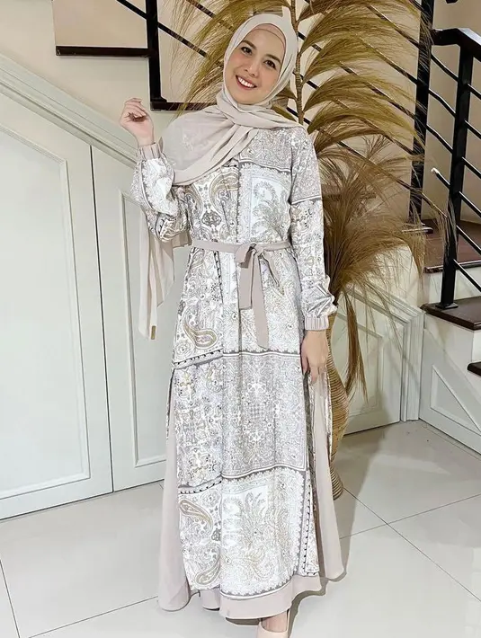 Gamis printed  warna cream yang dipadukan dengan pashmina warna senada bikin penampilan jadi anggun banget! (Instagram/tya_ariestya).