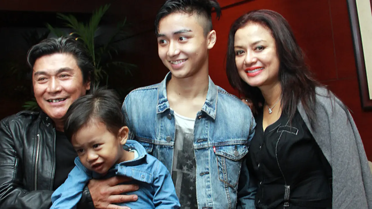  Setelah Bercerai, Artis-artis Ini Dikabarkan Rujuk Kembali