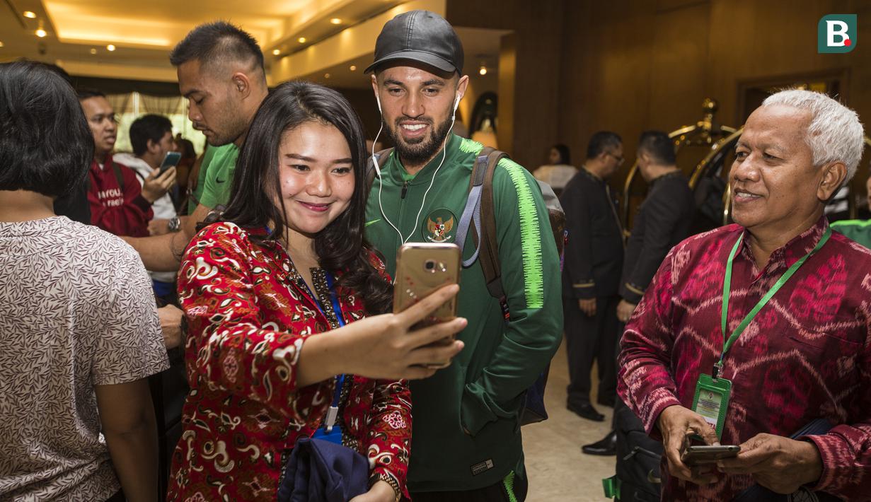 Pemain Timnas Indonesia, Stefano Lilipaly, foto bersama fans sebelum berangkat ke Bandara Soetta dari Hotel Sultan, Jakarta, Rabu (14/11). Timnas Indonesia akan berangkat ke Thailand untuk laga Piala AFF 2018. (Bola.com/Vitalis Yogi Trisna)
