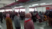 Sebelum menggelar vaksinasi covid-19. peserta vaksin di Bogor menyanyikan lagu Indonesia Raya. (Liputan6.com/Achmad Sudarno)