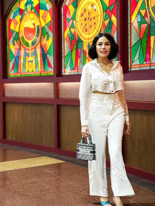<p>Nikita tampak mengenakan kemeja crop transparan dengan celana highwaist. Ia menyempurnakan penampilannya dengan handbad dari Dior. [Foto: instagram.com/nikitamirzanimawardi_172]</p>