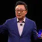 Samsung President of Mobile Communications Business, DJ Koh menunjukkan ponsel Samsung Galaxy S9 saat acara Samsung Galaxy S9 Unpacked di Barcelona, Spanyol (25/2). (AFP Photo/Lluis Gene)