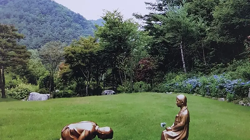 Patung seorang pria bersujud ke wanita penghibur Korea di The Korea Botanical Garden.