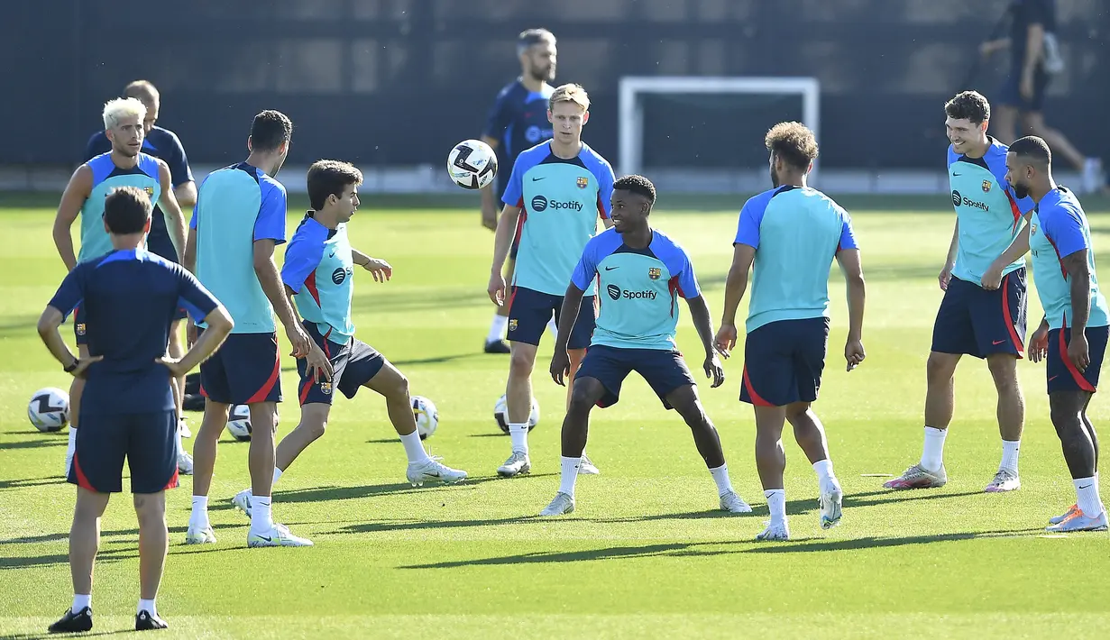 Namun pemain asal Belanda Frenkie De Jong masih terlihat bersama rekan satu tim saat mengikuti sesi latihan bersama Barcelona di Joan Gamper Training Ground, Selasa (12/7/2022). (AFP/Pau Barrena)
