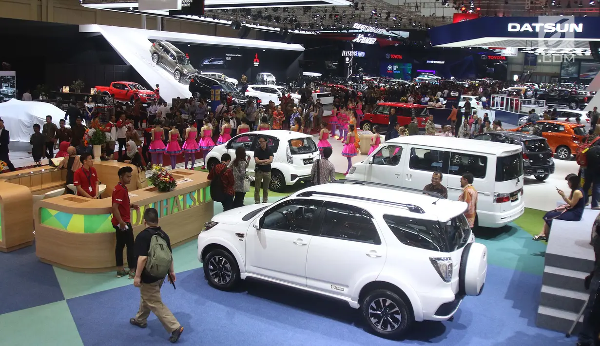 Suasana pameran GIIAS 2017 di Indonesia Convention Exhibition BSD City, Tangerang, Banten, Kamis (10/8). Pemerintah pun berharap iklim perekonomian dan industri mampu lebih bergairah dengan adanya GIIAS tahun ini. (Liputan6.com/Angga Yuniar)