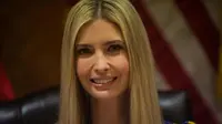 Penasehat Presiden AS Donald Trump, Ivanka Trump tersenyum saat menghadiri pertemuan di pasar Bursa Saham Peru selama Pertemuan Bisnis Amerika III di Lima (12/4). Ivanka tampil cantik dengan busana biru bermotif kembang. (AFP Photo/Ernesto Benavides)