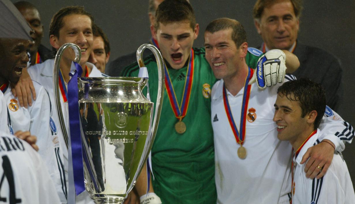 6 trofi juara dipersembahkan oleh Zinedine Zidane kepada Real Madrid. Salah satunya adalah trofi Liga Champions 2001-2002. Tak hanya membawa Real Madrid menjadi juara, Zidane juga mencetak gol penentu kemenangan Los Blancos di laga final. (Foto: AFP/Adrian Dennis)