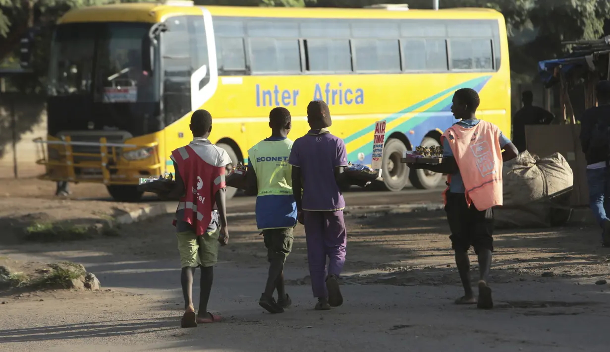 Sejumlah pria menjual permen dan rokok di pinggiran kepadatan tinggi Mbare di Harare, Zimbabwe, Rabu (26/2/2020). Kota ini adalah pusat finansial, perdaganagan dan komunikasi terkemuka, dan sebuah pusat perdaganagan untuk tembakau, jagung, kapas dan jeruk. (AP Photo/Tsvangirayi Mukwazhi)