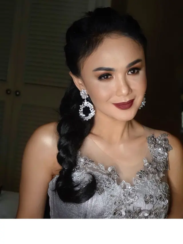 Biasa Natural, Ini 6 Potret Yuni Shara dengan Makeup Bold