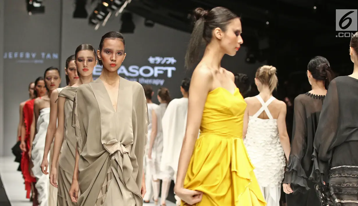 Sejumlah model berjalan diatas catwalk membawakan rancangan Jeffry Tan yang berkolaborasi dengan shampo Serasoft di Jakarta Fashion Week (JFW) 2018 di Senayan City, Jakarta, Selasa (25/10). (Liputan6.com/Herman Zakharia)