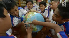 Sejumlah siswa mencari lokasi calon ibu kota baru pada globe saat kegiatan belajar bertema wawasan Nusantara di SDN Menteng 02, Jakarta, Selasa (27/8/2019). Kegiatan belajar wawasan Nusantara itu memberitahukan lokasi pemindahan ibu kota RI dari Jakarta ke Kalimantan Timur.(merdeka.com/Imam Buhori)