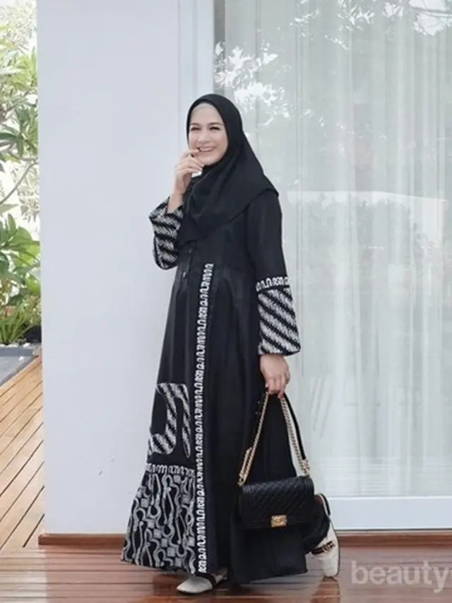 Inspirasi Model Gamis Batik ala Artis