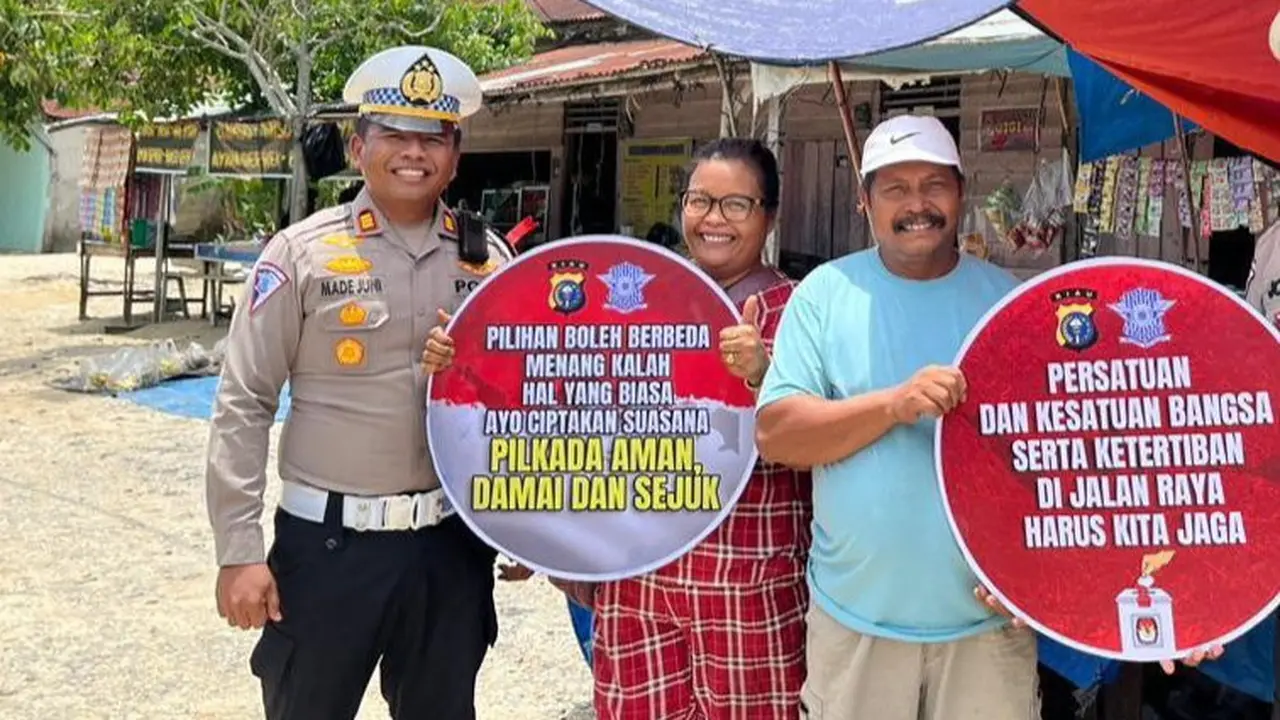 Kasat Lantas Polres Rohil kampanye keselamatan berlalulintas ke pedagang pasar untuk mewujudkan Pilkada damai.