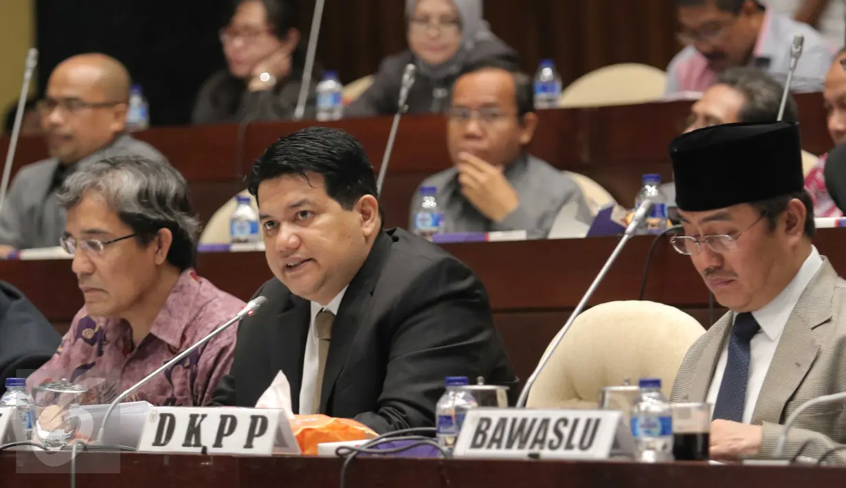 Ketua KPU Husni Kamil Manik (tengah) saat rapat dengar pendapat dengan Komisi II di DPR RI, Jakarta, Senin (1/2/2016). Rapat tersebut membahas evaluasi penyelenggara Pilkada serentak 2015 dan masa retensi surat suara. (Liputan6.com/Angga Yuniar)