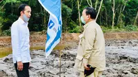 Presiden Joko Widodo (kedua kanan) berbincang dengan Menteri Pertahanan Prabowo Subianto (kiri) saat meninjau lahan yang akan dijadikan "Food Estate" atau lumbung pangan baru di Pulang Pisau, Kalimantan Tengah, Kamis (9/7/2020). (Foto:Biro Pers Sekretariat Presiden)