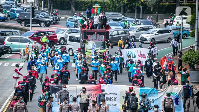 FOTO: Geruduk MK, Buruh Tuntut THR hingga Pengusutan Dugaan Korupsi BPJS Ketenagakerjaan