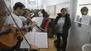 Anggota relawan Musica Para el Alma tampil di hadapan pasien di Rumah Sakit Alvarez di Buenos Aires, Argentina (12/6). Konser mendadak tersebut digelar oleh gerakan Musica Para el Alma atau Musik Penawar Lara. (AFP Photo/Eitan Abramovich)