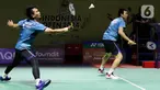 Pebulu tangkis ganda putra Indonesia Mohammad Ahsan/Hendra Setiawan saat melawan Supak Jomkoh/Kittinupang Kedren (Thailand) pada babak 32 besar Indonesia Open 2024 di Istora Senayan, Jakarta, Rabu (5/6/2024). (Liputan6.com/Herman Zakharia)