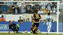Lionel Messi saat mencetak gol ketiga Argentina ke gawang Venezuela dalam laga perempat final Copa America Centenario 2016 di Stadion Gillette, Massachusetts, AS, (19/6/2016). (AFP/Nelson Almeida)