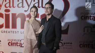 Penyanyi Raisa dan suaminya, Hamish Daud berpose saat menghadiri gala premiere film Ayat Ayat Cinta 2 di Jakarta, Kamis (07/12). (Liputan6.com/Herman Zakharia)